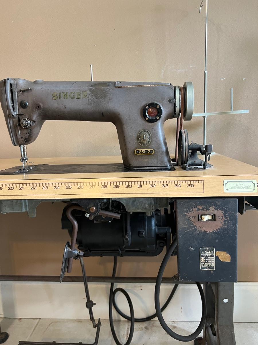 SINGER 2512 Sewing Table *Read Details
