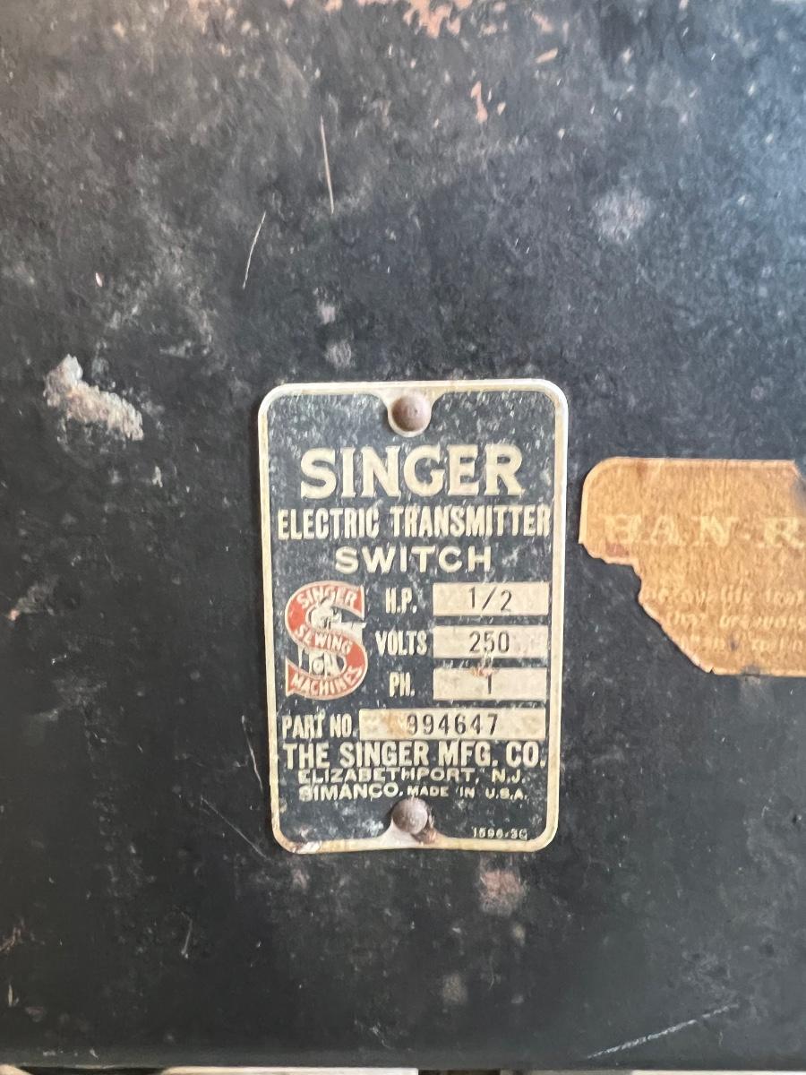 SINGER 2512 Sewing Table *Read Details