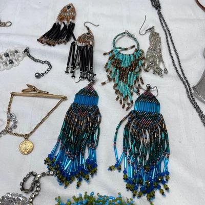 50+ pieces of costume jewelry, pins, chockers, beaded, earrings, rings,