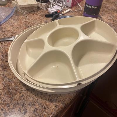 Tupperware vegetable tray with lid