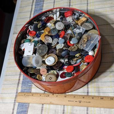 Faaabulous Tin of Vintage Buttons