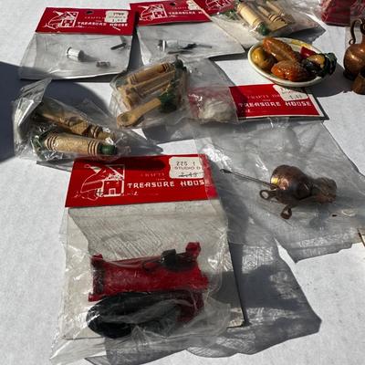 Vintage Doll house miscellaneous items