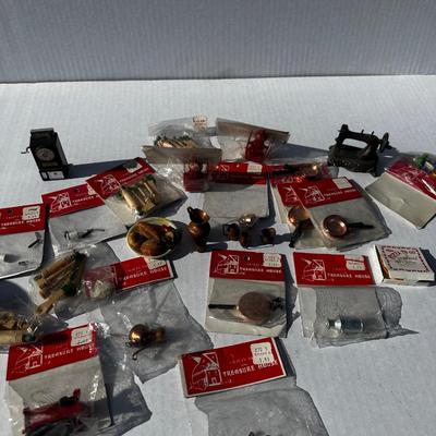 Vintage Doll house miscellaneous items