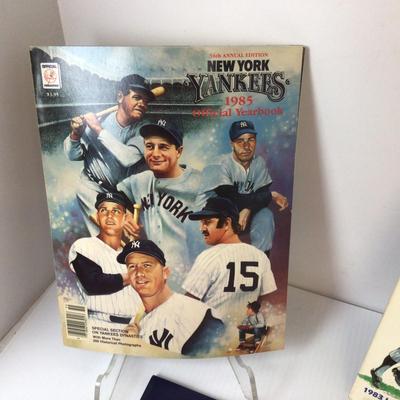 137 New York Yankees â€˜80â€™s Yearbooks & Guide