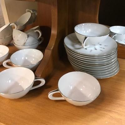 Dinnerware set