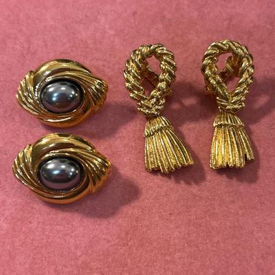 Pair Vintage Unmarked Avon Gold Tone Clip On Earrings