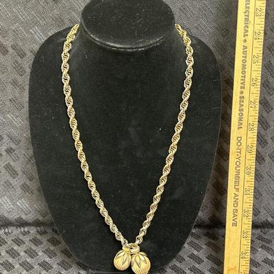 VTG Gold Tone Thick CHAIN NECKLACE  Dangling Ribbed BERRIES Pendant