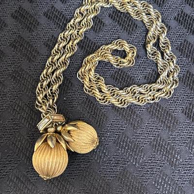 VTG Gold Tone Thick CHAIN NECKLACE  Dangling Ribbed BERRIES Pendant