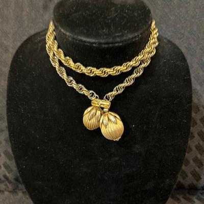 VTG Gold Tone Thick CHAIN NECKLACE  Dangling Ribbed BERRIES Pendant