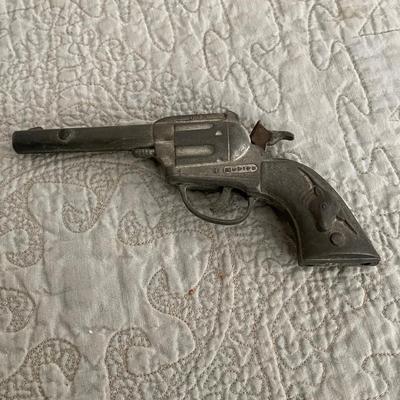 VINTAGE MULTI-PISTOL AND A HUBLEY TOY GUNS