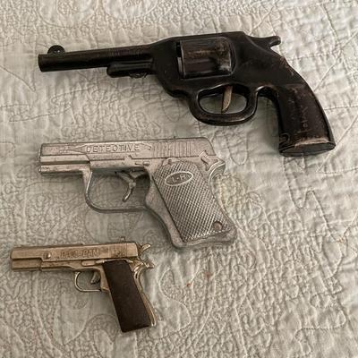 PAM PAM, L-H DETECTIVE AND WYANDOTTE TOY GUNS