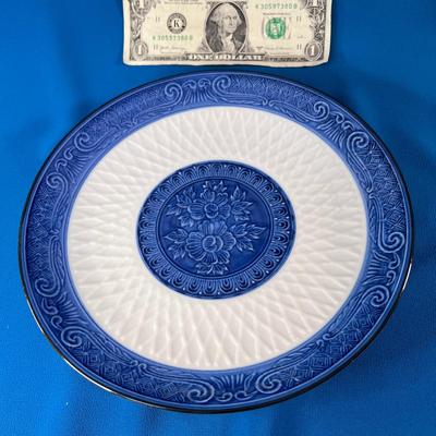 FINE QUALITY CHINESE BLUE & WHITE DISH SIGNED BENEATH