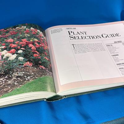 THE ESSENTIAL GARDNER BOOK LOTS OF FULL COLOR PHOTOS, ENCYCLOPEDIC