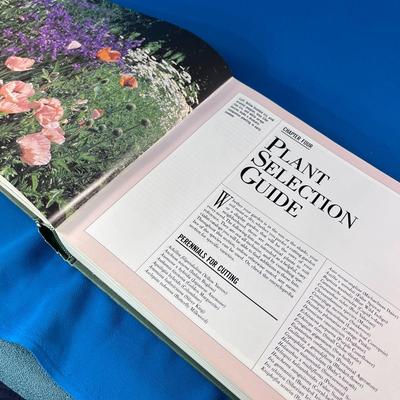 THE ESSENTIAL GARDNER BOOK LOTS OF FULL COLOR PHOTOS, ENCYCLOPEDIC