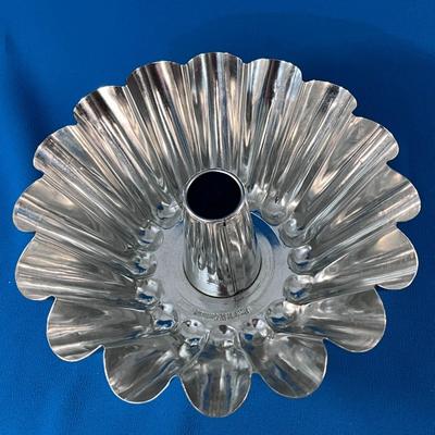 VINTAGE SHINY METAL BUNDT-LIKE PAN