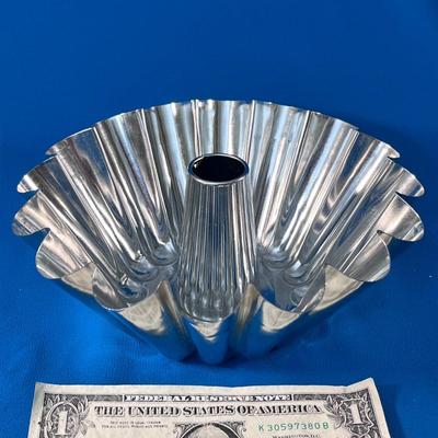VINTAGE SHINY METAL BUNDT-LIKE PAN