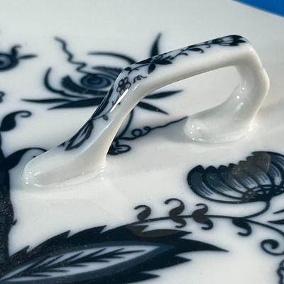 PETITE BLUE & WHITE HANDLED SERVING PLATE