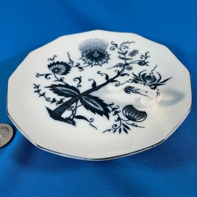 PETITE BLUE & WHITE HANDLED SERVING PLATE
