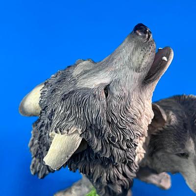 NICELY DETAILED TWO WOLF HEADS SCULPTURE FIGURINE