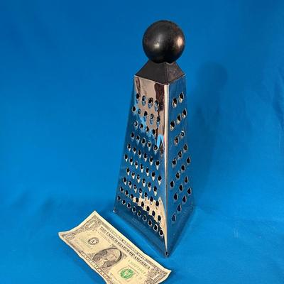 STANDING TRIANGULAR KITCHEN SHREDDING TOOL