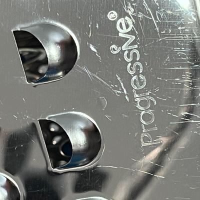 STANDING TRIANGULAR KITCHEN SHREDDING TOOL