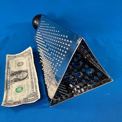 STANDING TRIANGULAR KITCHEN SHREDDING TOOL