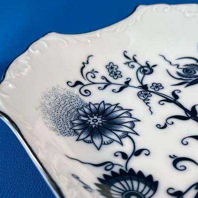 UNIQUE SHAPED BLUE AND WHITE SERVING DISH