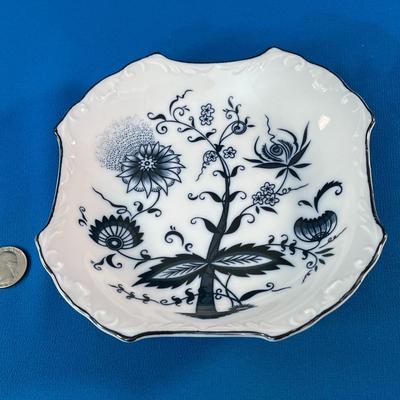 UNIQUE SHAPED BLUE AND WHITE SERVING DISH