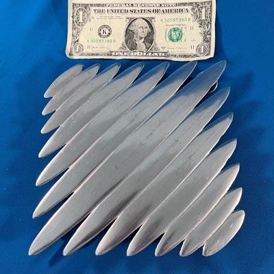 UNUSUAL DESIGN METAL TRIVET