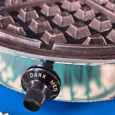 VINTAGE TOASTMASTER WAFFLE MAKER NON-STICK