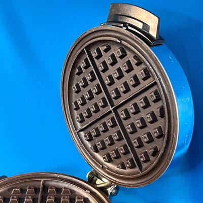 VINTAGE TOASTMASTER WAFFLE MAKER NON-STICK