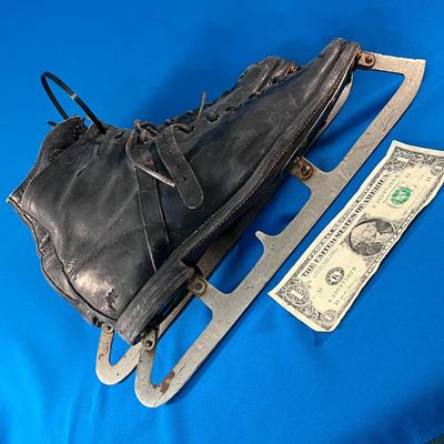 ANTIQUE ICE SKATES 