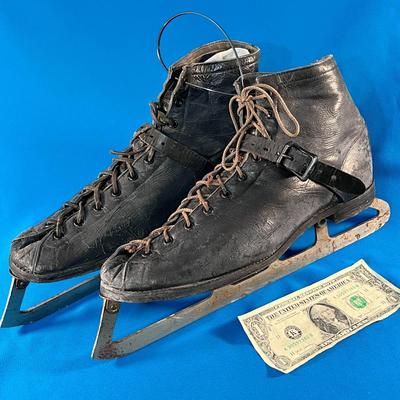 ANTIQUE ICE SKATES 