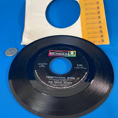 THE GRASS ROOTS â€œTEMPTATION EYESâ€ 45 rpm RECORD