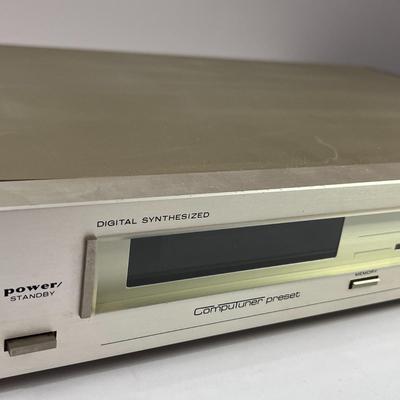VINTAGE MARANTZ AM/FM STEREO TUNER MODEL ST520