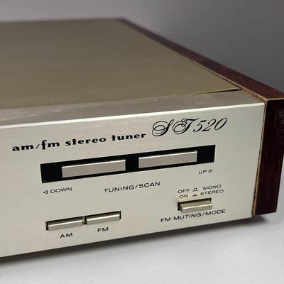 VINTAGE MARANTZ AM/FM STEREO TUNER MODEL ST520