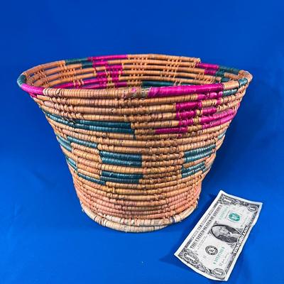 COLORFUL RIBBED BASKET 