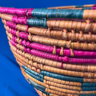 COLORFUL RIBBED BASKET 