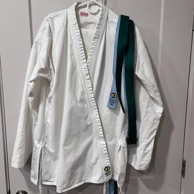 WHITE COTTON ADULT KARATE GI UNIFORM SIZE 6 WITH 2 BELTS BLUE, GREEN