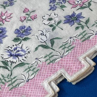 VINTAGE PRINTED FLORAL AND LATTICE HANDKERCHIEF UNUSUAL â€œDENTALâ€ EDGE