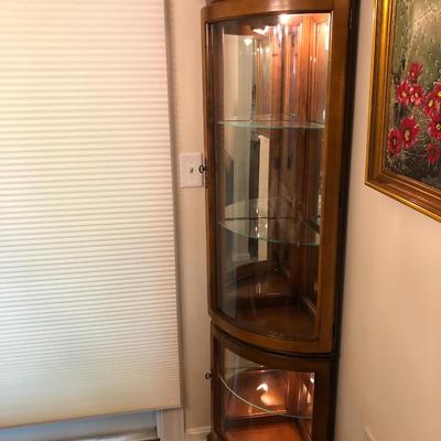 Broyhill Corner Curio Lighted Cabinet -Lot 128
