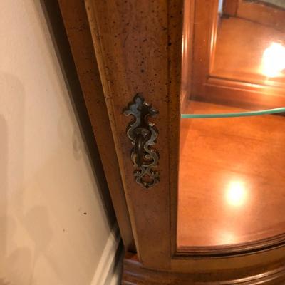 Broyhill Corner Curio Lighted Cabinet -Lot 128