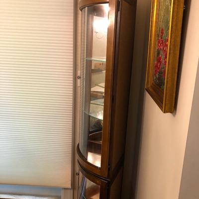 Broyhill Corner Curio Lighted Cabinet -Lot 128