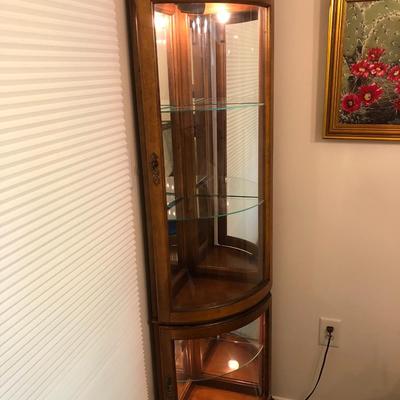 Broyhill Corner Curio Lighted Cabinet -Lot 128