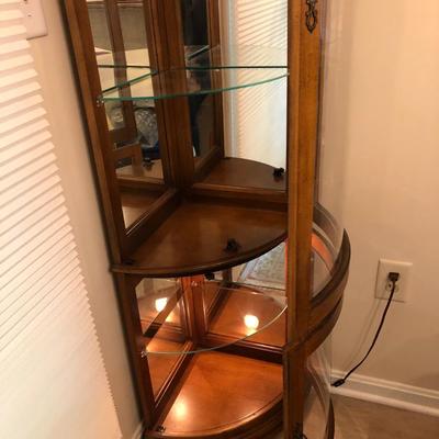 Broyhill Corner Curio Lighted Cabinet -Lot 128