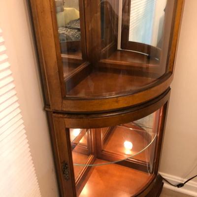 Broyhill Corner Curio Lighted Cabinet -Lot 128