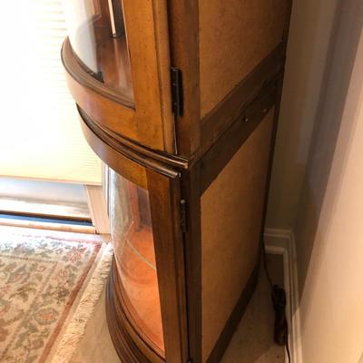 Broyhill Corner Curio Lighted Cabinet -Lot 128