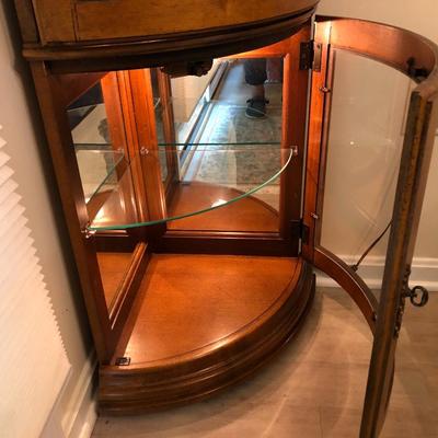 Broyhill Corner Curio Lighted Cabinet -Lot 128
