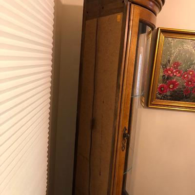 Broyhill Corner Curio Lighted Cabinet -Lot 128