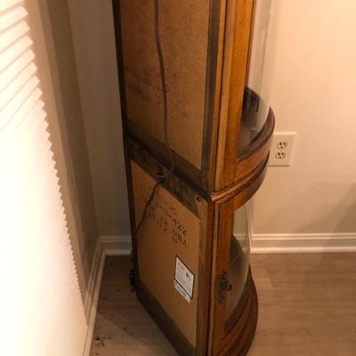 Broyhill Corner Curio Lighted Cabinet -Lot 128